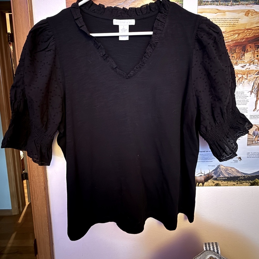 Comfortable puff-sleeve black top